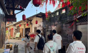 红韵非遗浸润古镇 —— 川化院青年学子赴尧坝开展红色文化与非遗技艺推普社会实践